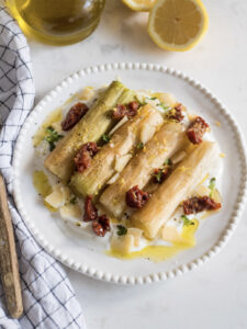 Blancs de poireaux rôtis au basilic et tomates séchées
