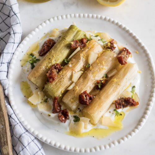 Blancs de poireaux r&ocirc;tis au basilic et tomates s&eacute;ch&eacute;es