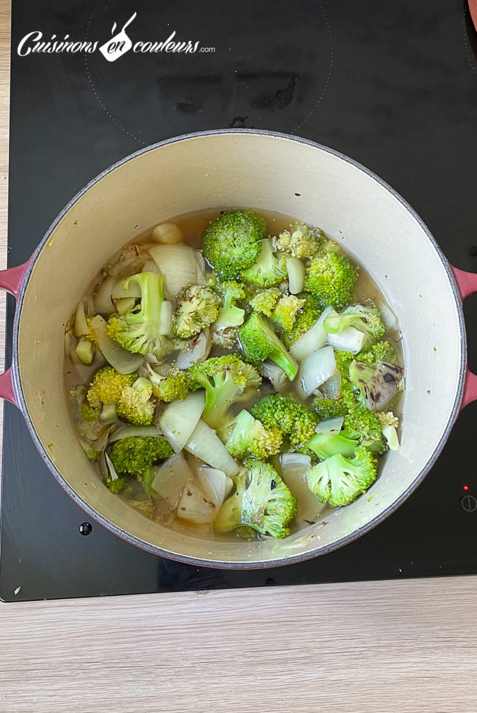 Gaspacho-de-brocoli-4-685x1024 - Soupe froide de brocoli au basilic et aux noisettes