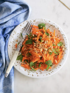 Salade de carottes au gingembre et aux cacahuètes