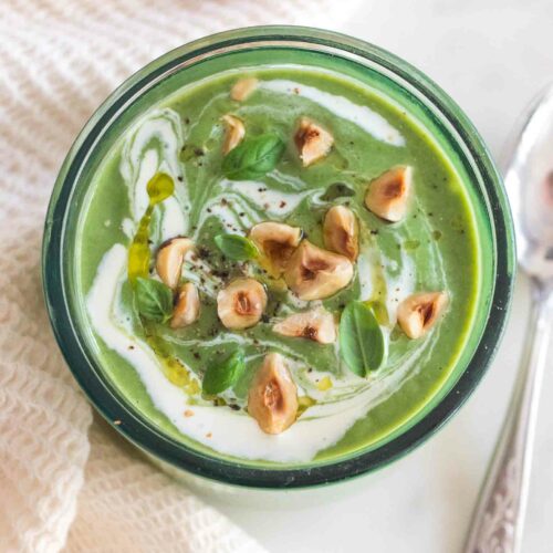 Soupe froide de brocoli au basilic et aux noisettes