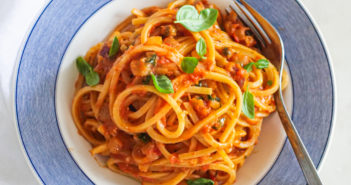 spaghetti-alla-puttanesca-12-351x185 - Cuisinons En Couleurs