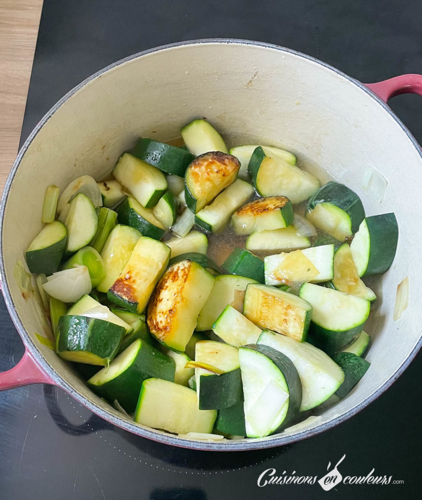 Soupe-courgettes-et-poireaux-09-866x1024 - Velouté de courgettes et poireau