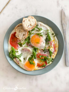 Oeuf et tomates, pour un petit déjeuner salé express