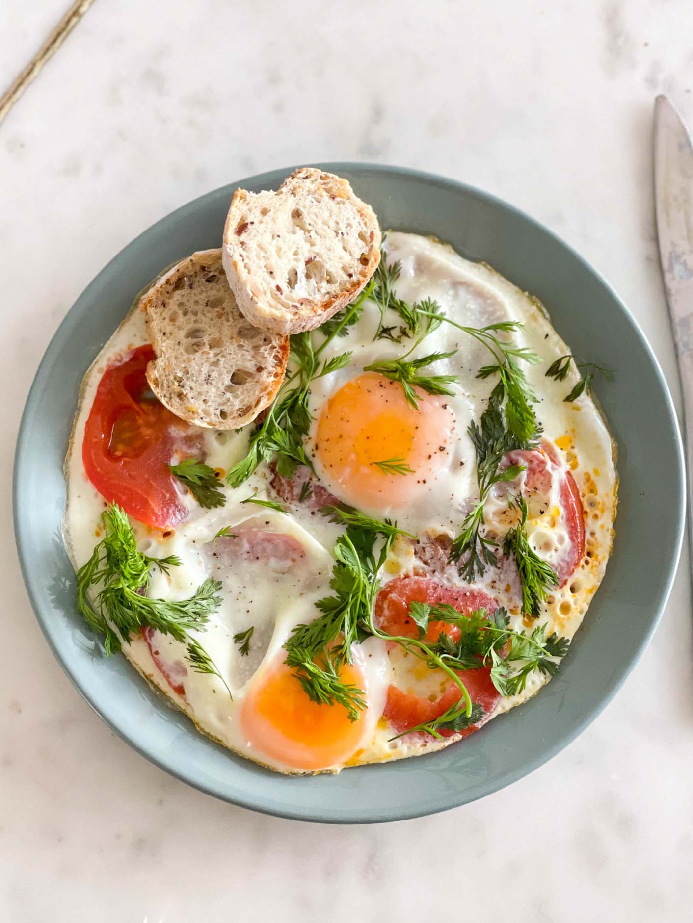 Oeuf et tomates, pour un petit déjeuner salé express