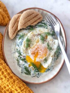 Yaourt, épinards et oeuf poêlée pour un petit déjeuner salé express