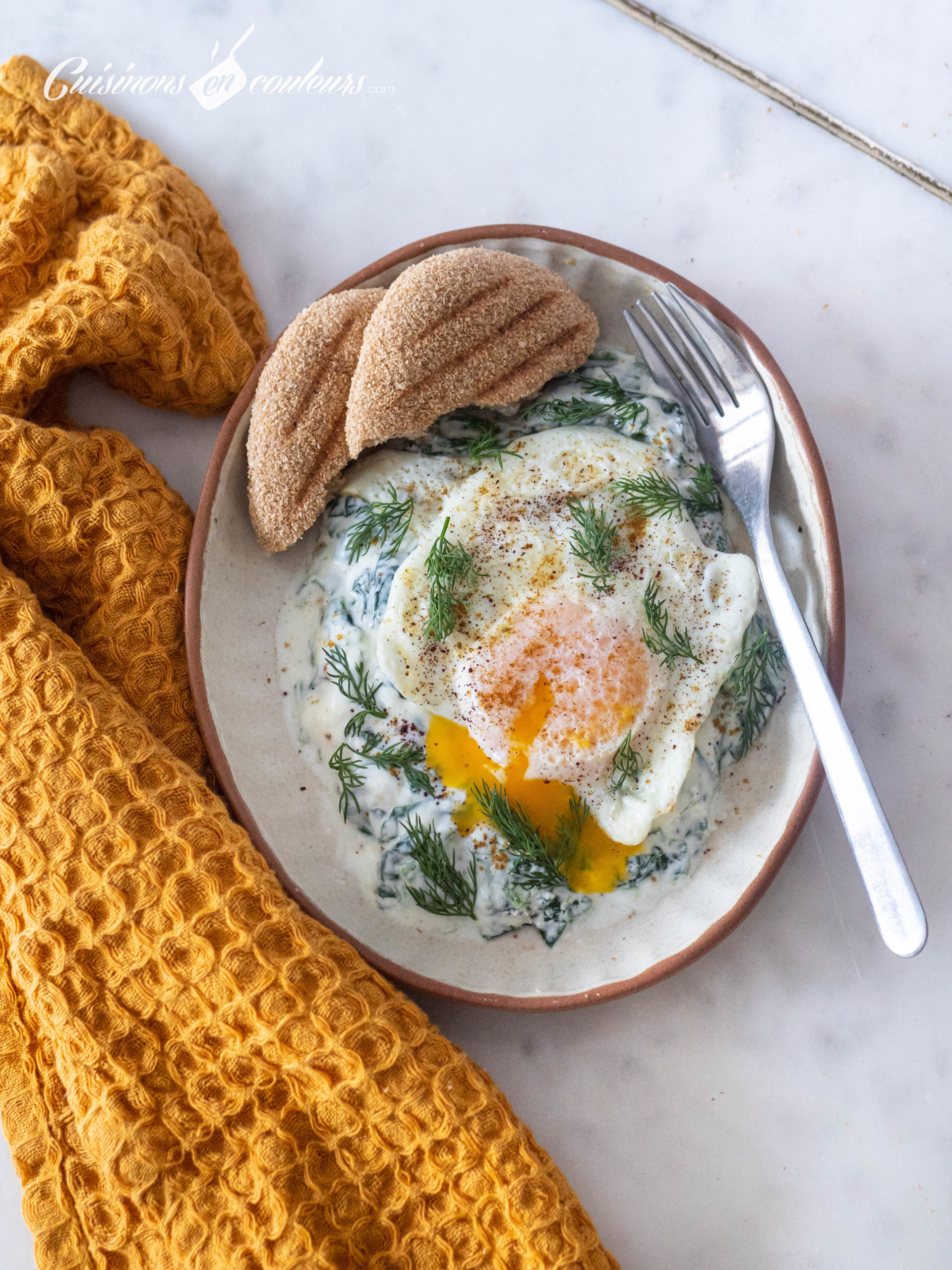 Yaourt, épinards et oeuf poêlée pour un petit déjeuner salé express