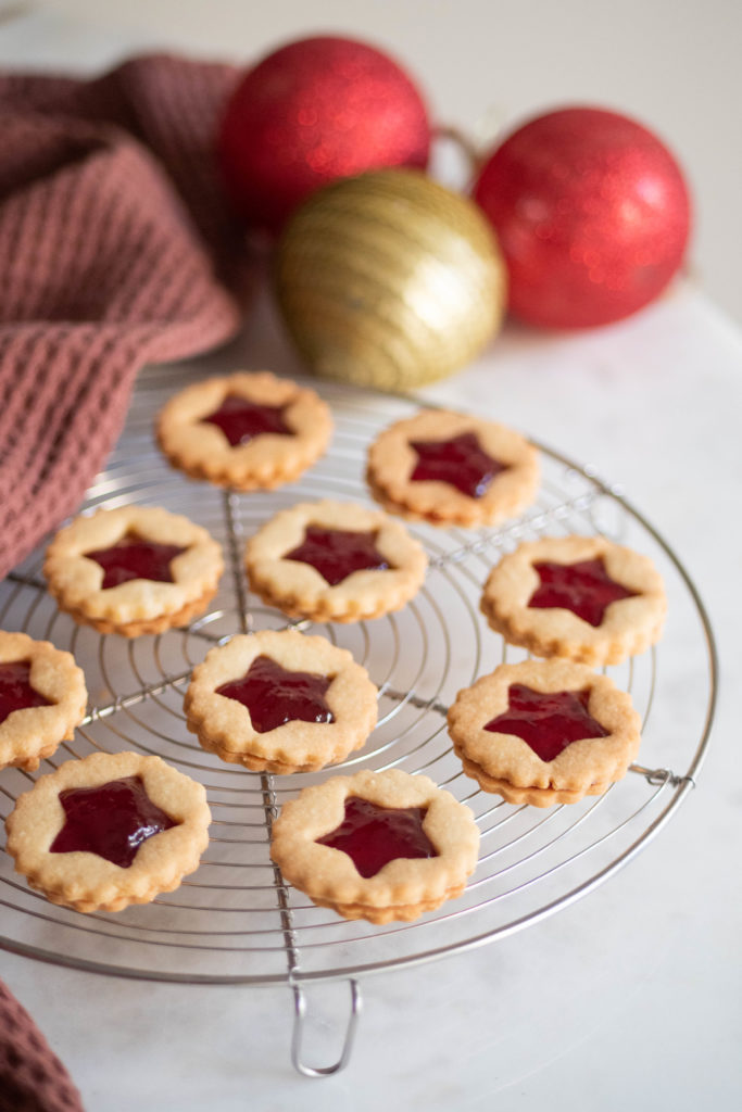 Biscuits-a-la-confiture-08-683x1024 - Comment préparer une boîte de biscuits de Noël ?