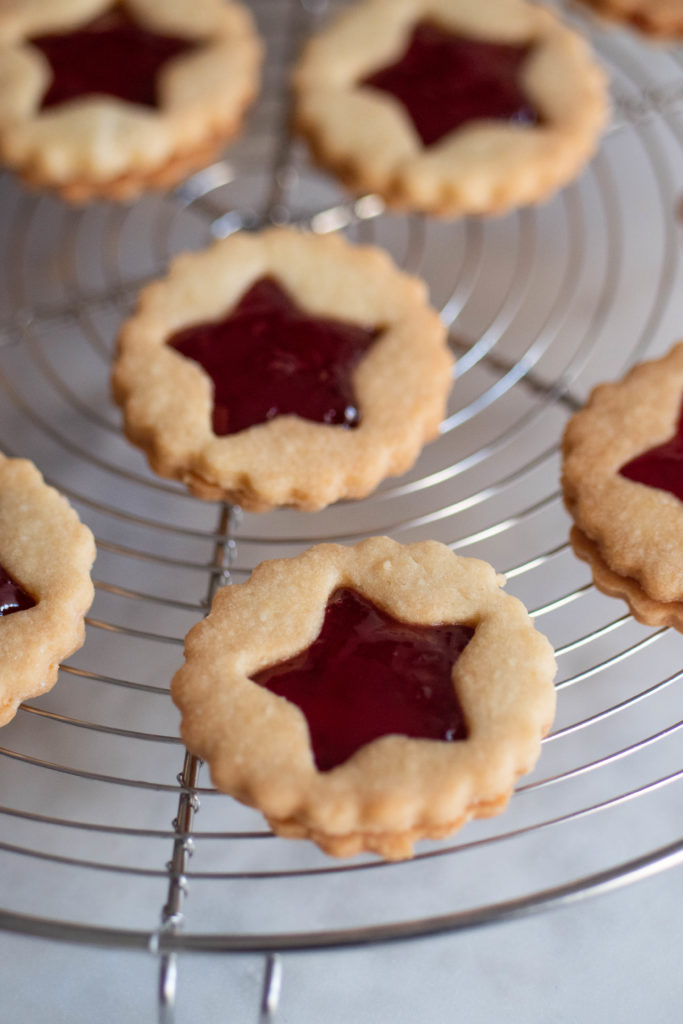 Biscuits-a-la-confiture-10-683x1024 - Biscuits sablés à la confiture de fraise