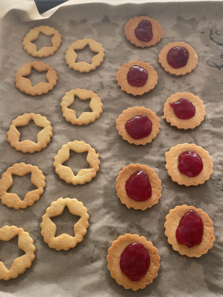 Biscuits-a-la-confiture-3-768x1024 - Biscuits sablés à la confiture de fraise