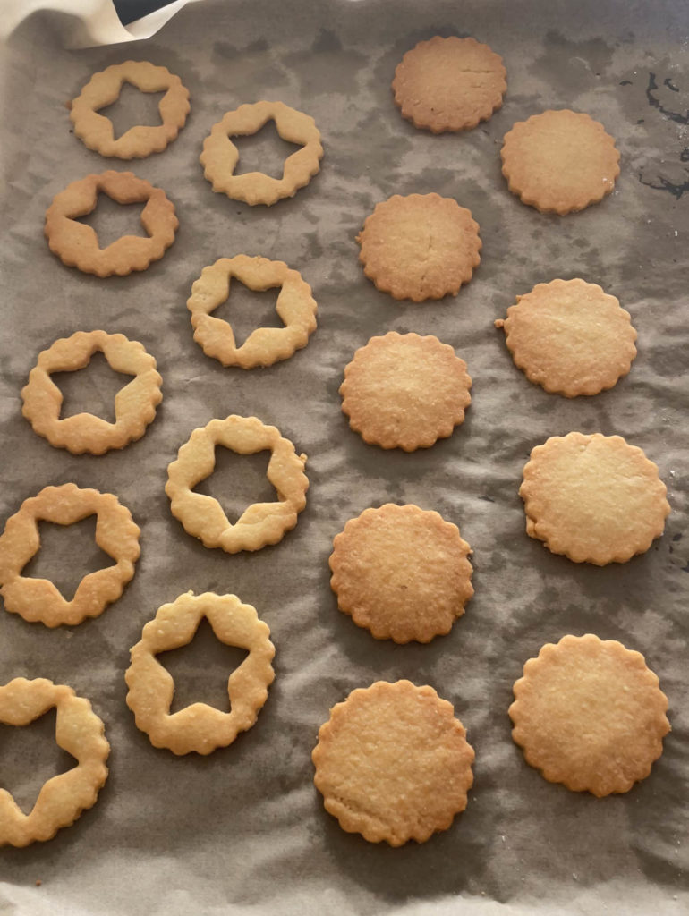 Biscuits-a-la-confiture-4-770x1024 - Biscuits sablés à la confiture de fraise