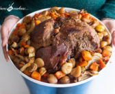 Gigot d’agneau rôti aux pruneaux et aux fruits secs