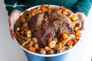 Gigot d’agneau rôti aux pruneaux et aux fruits secs
