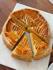Galette des rois à la framboise et à la frangipane