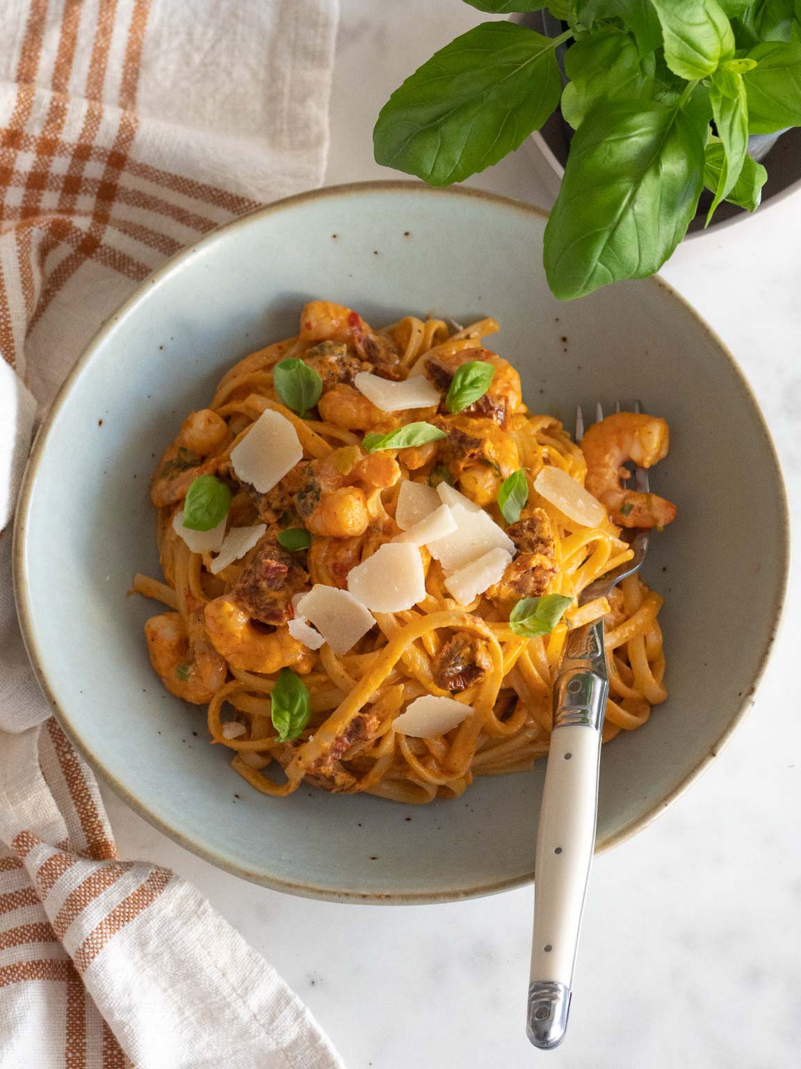 Linguine aux crevettes et aux tomates séchées
