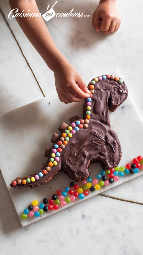 Dino-Cake-577x1024 - Dinocake, un gâteau d'anniversaire en forme de dinosaure (version facile)