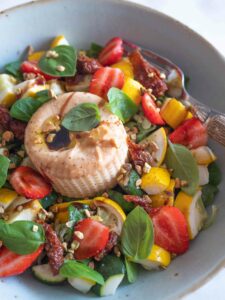 Salade de burrata fumée aux courgettes rôties et fraises