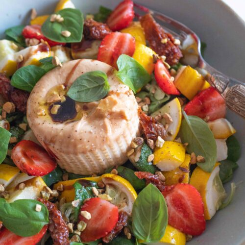 Salade de burrata fumée aux courgettes rôties et fraises