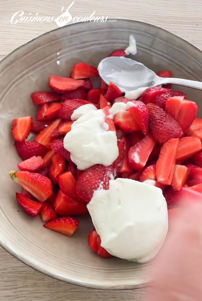 fraises-au-yaourt-3-686x1024 - Salade de fraises au yaourt