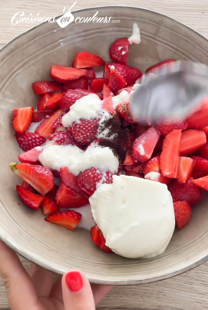 fraises-au-yaourt-5-686x1024 - Salade de fraises au yaourt