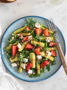 Salade de courgettes, fraises et feta