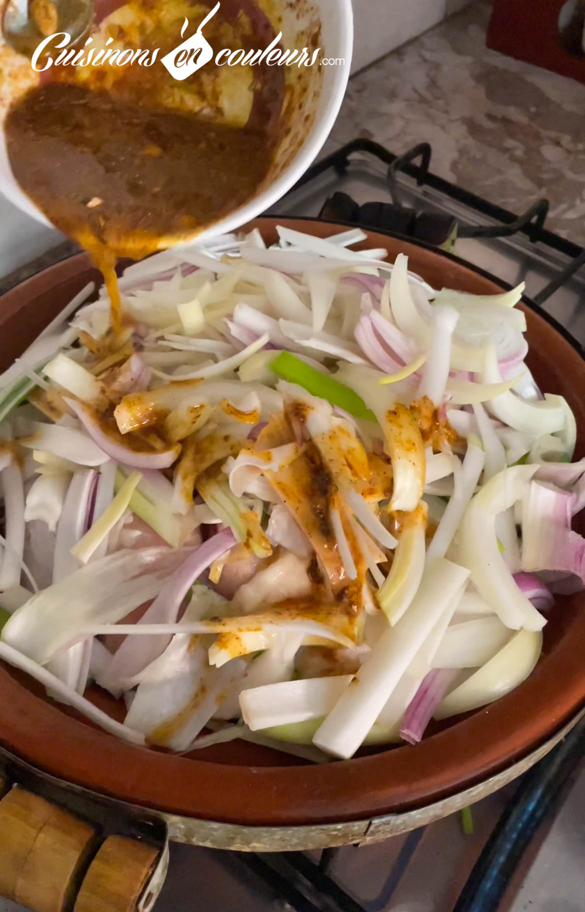 Tajine de poulet aux oignons et aux raisins secs Cuisinons En Couleurs