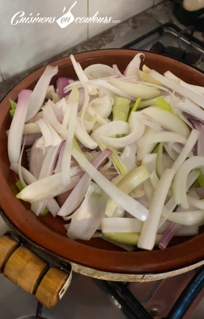 tajine-de-poulet-aux-oignons-6-656x1024 - Tajine de poulet aux oignons et aux raisins secs