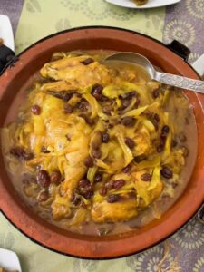 Tajine de poulet aux oignons et aux raisins secs