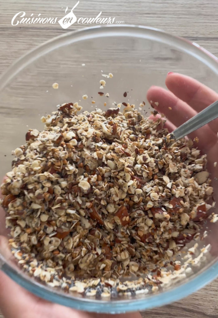 granola-sale-3-702x1024 - Granola salé, le topping parfait pour pimper vos soupes !