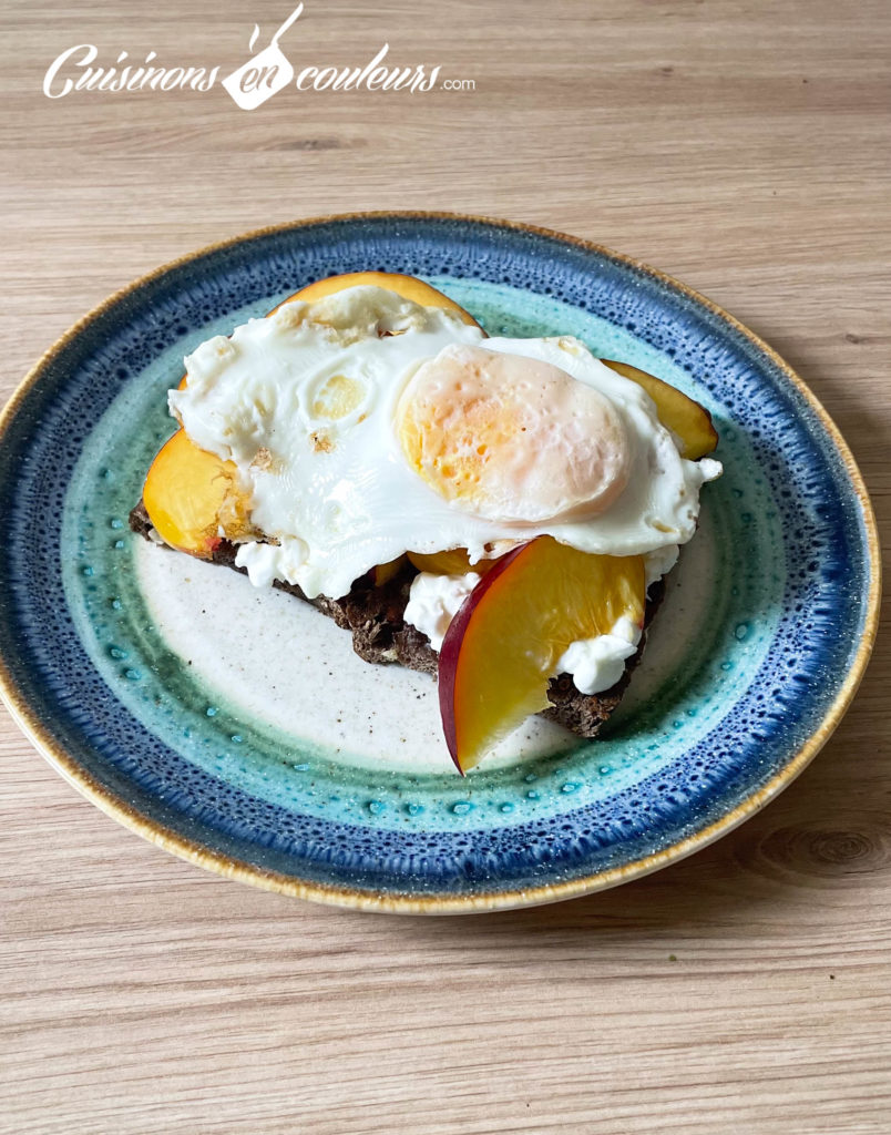 tartine-petit-dejeuner-5-804x1024 - Tartine du petit déjeuner au cottage cheese, nectarine et oeuf