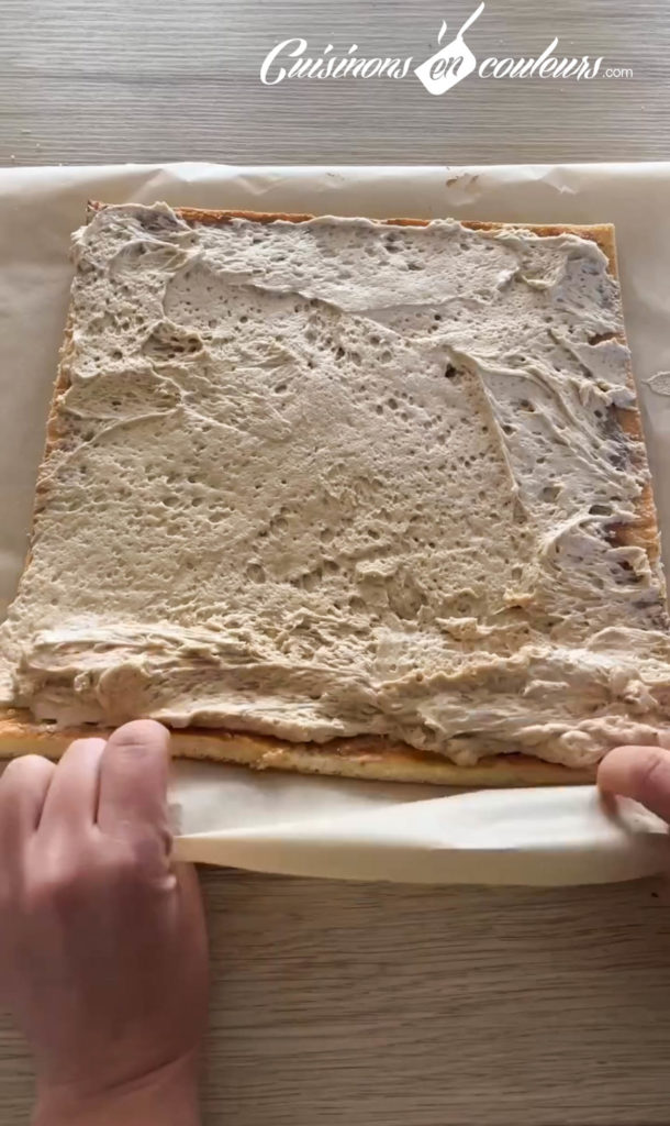 Tartinez-le d&rsquo;abord de p&acirc;te de pralin&eacute; puis &eacute;talez les 3/4 de la cr&egrave;me au pralin&eacute; par&hellip;