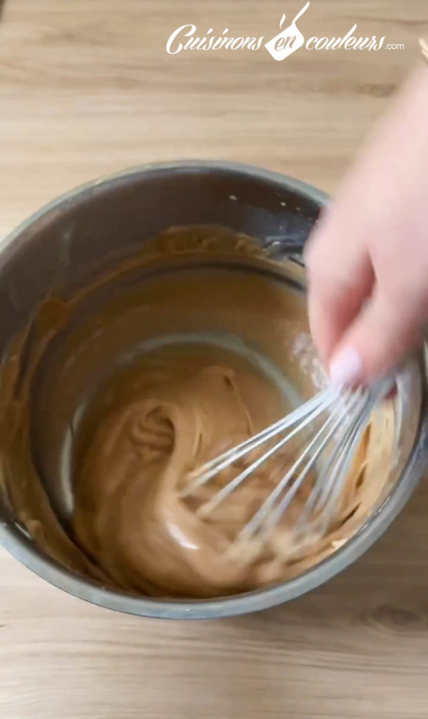 Fouettez continuellement jusqu&rsquo;&agrave; obtenir un m&eacute;lange &eacute;pais comme la texture d&rsquo;une sauce&hellip;
