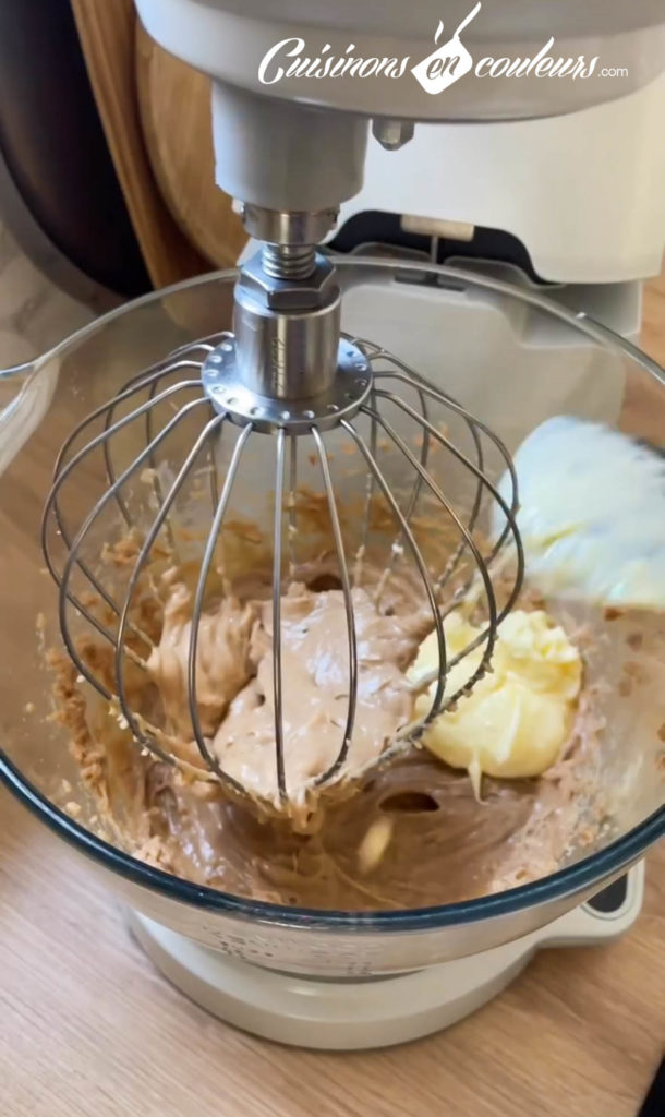 Une fois qu&rsquo;elle est bien froide, mettez la cr&egrave;me p&acirc;tissi&egrave;re au pralin&eacute; dans votre robot&hellip;