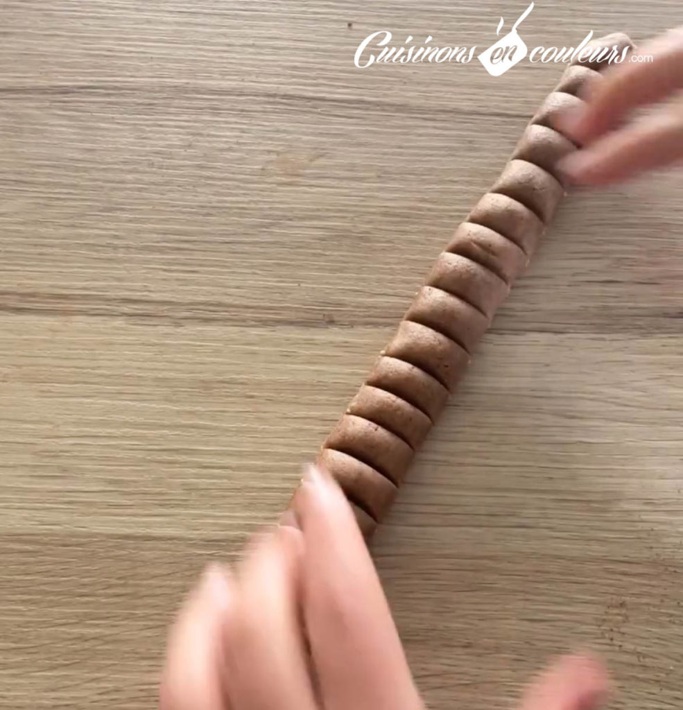 Formez un long boudin puis coupez-le en morceaux.