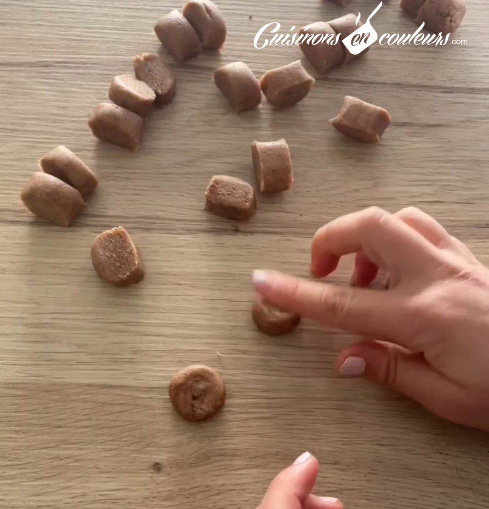 Formez un long boudin puis coupez-le en morceaux.
