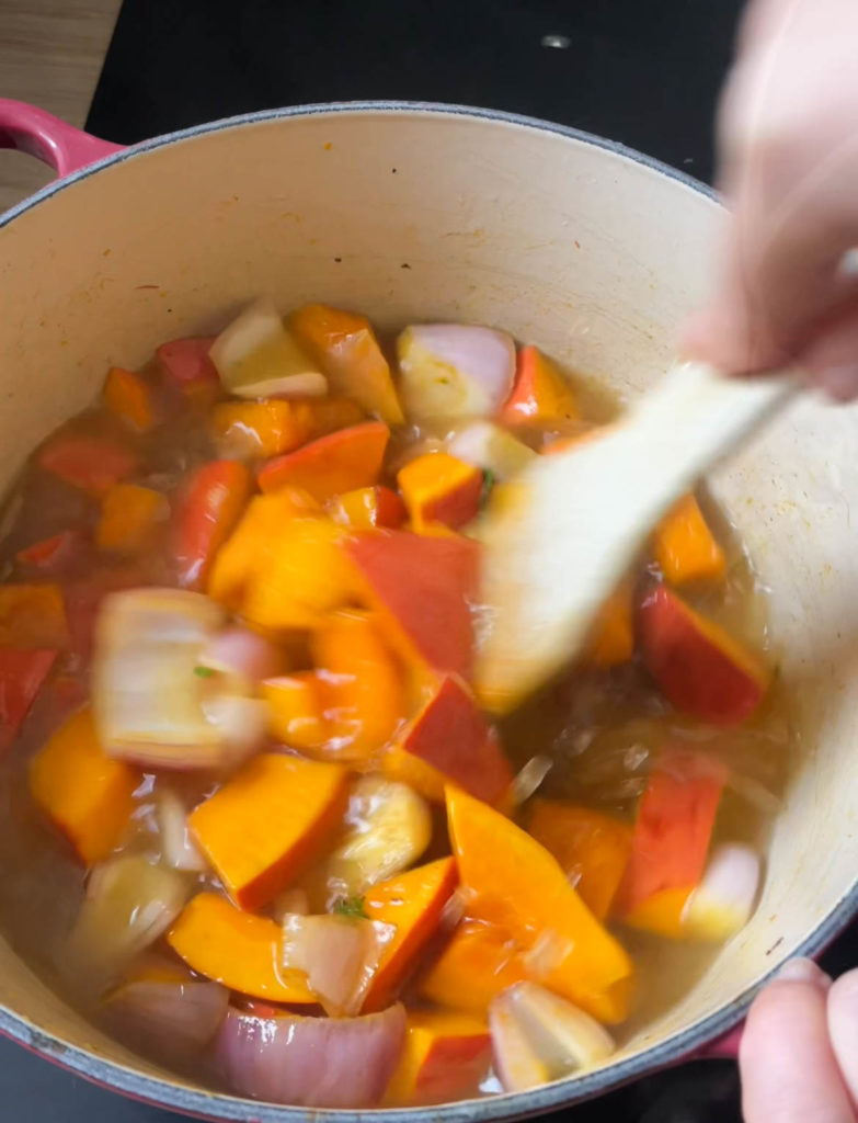 Faites fondre le beurre dans une cocotte, versez par dessus les l&eacute;gumes et m&eacute;langez pour&hellip;