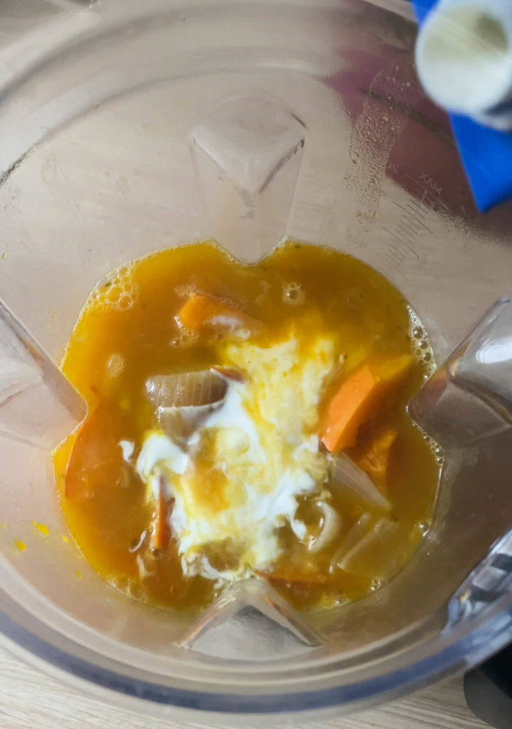 Lorsque les l&eacute;gumes sont cuits, versez le tout dans votre blender.