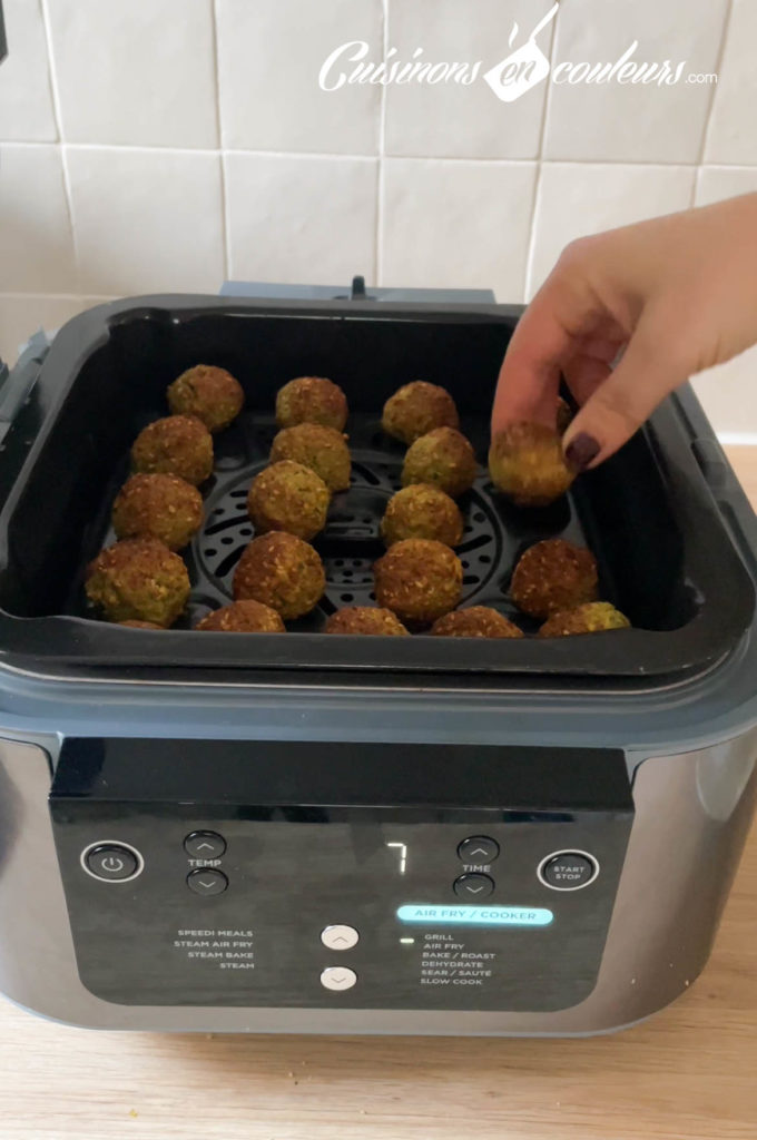 Mettez ensuite vos boules dans l’air fryer.Programmez-le à 200 degrés pendant 18 minutes…
