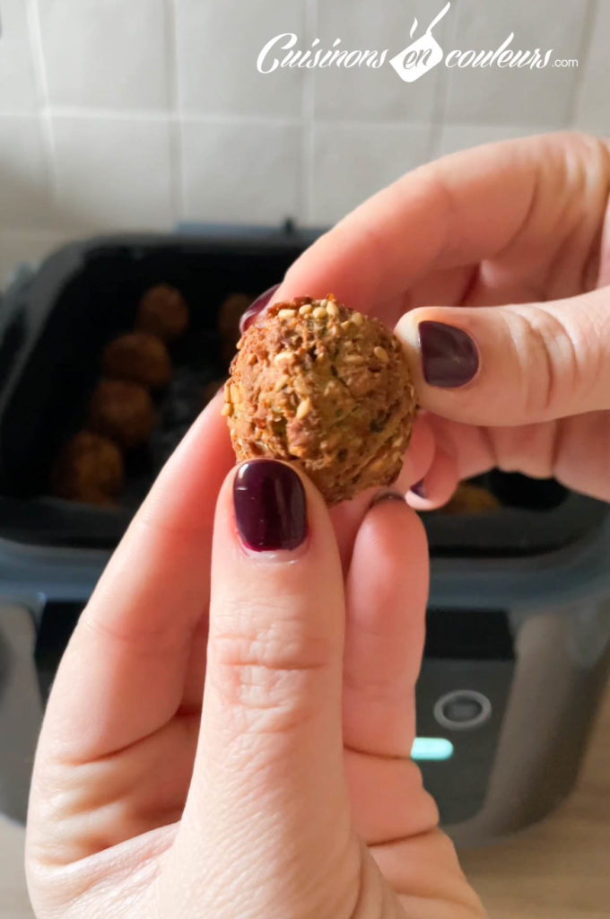 Mettez ensuite vos boules dans l’air fryer.Programmez-le à 200 degrés pendant 18 minutes…