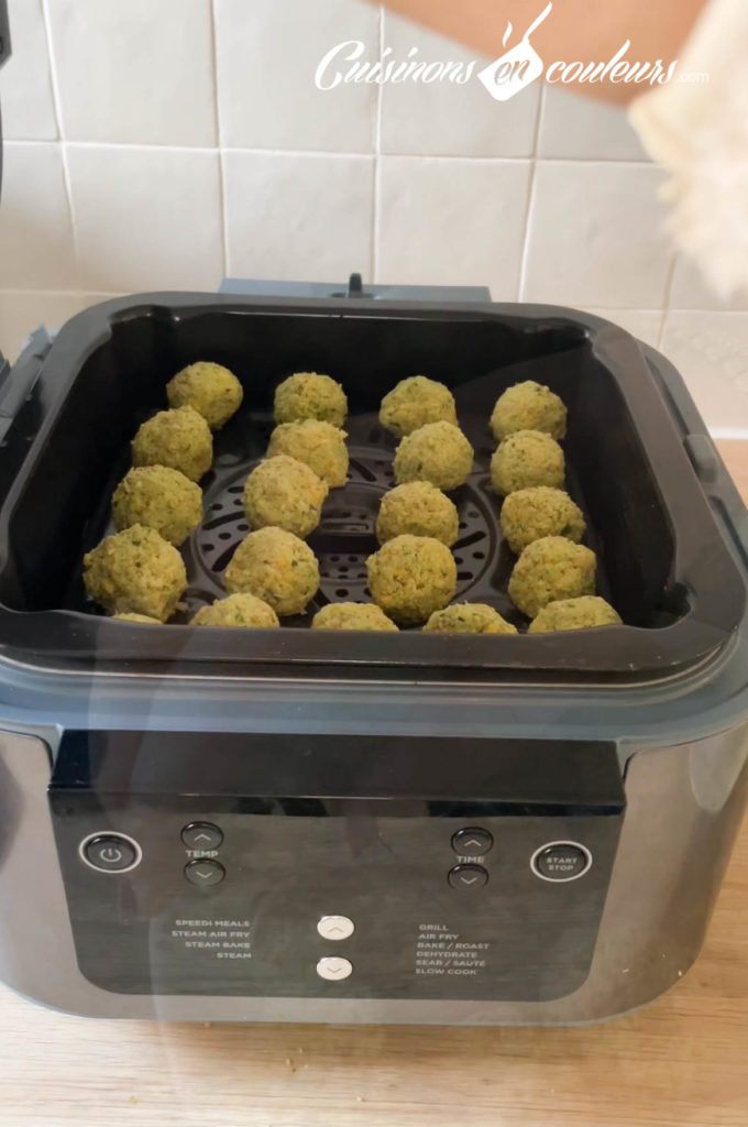 Formez ensuite vos falafels : j’ai fait des petites boulettes mais vous pouvez utiliser…