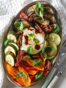 Légumes rôtis, burrata et basilic