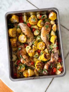 Cuisses de poulet et légumes au four