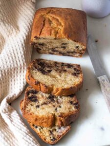 Gâteau au yaourt aux pépites de chocolat (et quelques bananes)