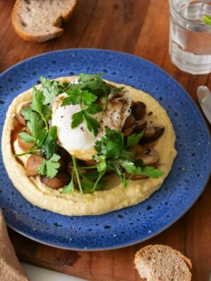 Poêlée de champignons, houmous & oeuf mollet