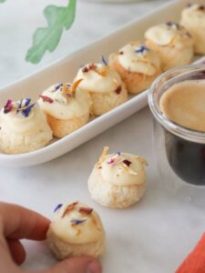 Boules à la noix de coco, noisettes et chocolat blanc