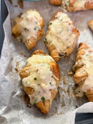 Croissants farcis à la saucisse et la béchamel