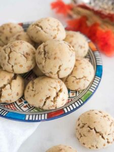 Ghriyba Behla, aux amandes et aux graines de sésame