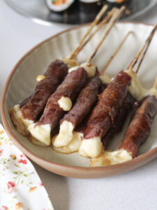 Brochettes de boeuf au fromage comme au japonais