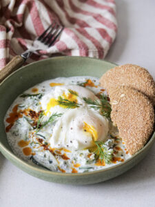 Chia pudding salé avec des oeufs pochés