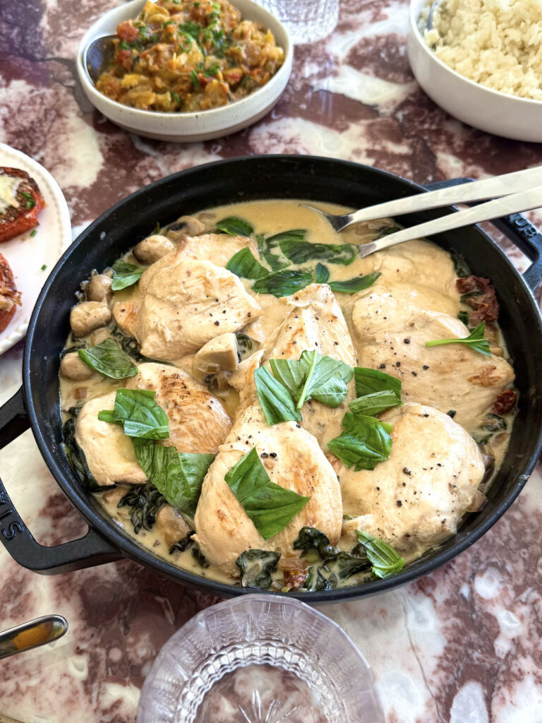 Poêlée de poulet aux épinards et aux champignons